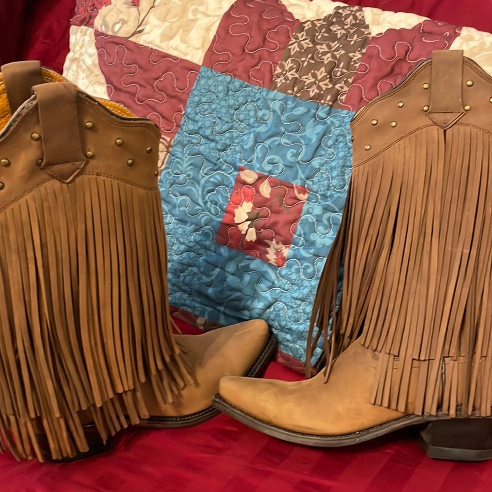 Women’s western boots, size 7, brown upper leather with frenges